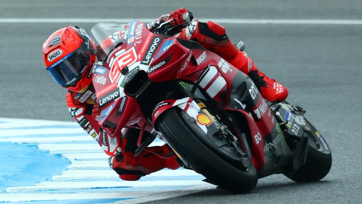 Caos pioggia nella Sprint di Jerez. Marquez cade ma cambia la moto e vince!