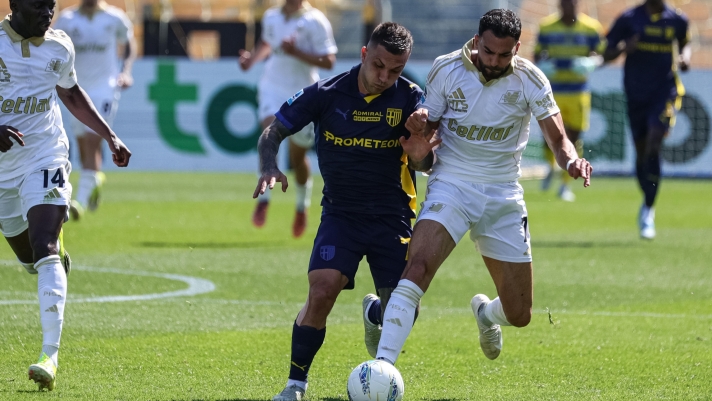 Parmas Gabriel Strefezza (L) and Pisas Mehdi Leris struggle for the ball during the italian soccer Serie A match between Parma Calcio 1913 vs AC Pisa 1909 on april 25, 2026 at the Stadio Ennio Tardini in Parma, Italy. ANSA/Lorenzo Cattani