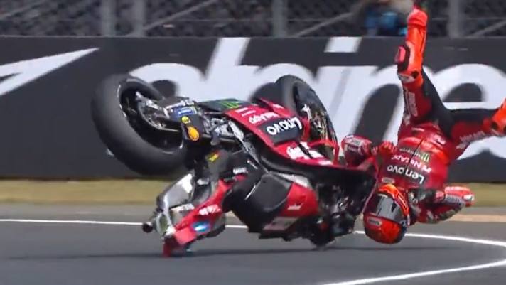 Francia, nella Sprint trionfa Martin su Bagnaia e Bezzecchi. Marquez cade e si frattura il piede destro