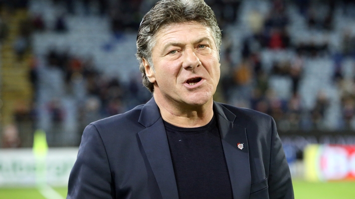  Walter Mazzarri, coach of Cagliari looks on during the Serie A match between Cagliari Calcio and Torino FC at Sardegna Arena on December 06, 2021 in Cagliari, Italy. (Photo by Enrico Locci/Getty Images)