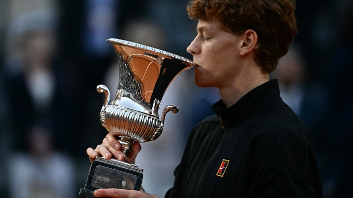 TOPSHOT - Italy's Jannik Sinner kisses the trophy after winning the men's final of the ATP Rome Open tennis tournament against Norway's Casper Ruud at the Foro Italico in Rome on May 17, 2026. (Photo by Filippo MONTEFORTE / AFP)