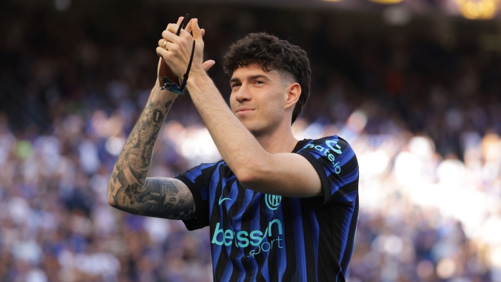 MILAN, ITALY - MAY 17:  Alessandro Bastoni of FC Internazionale cheers the fans after the Serie A match between FC Internazionale and Hellas Verona FC at Giuseppe Meazza Stadium on May 17, 2026 in Milan, Italy. (Photo by Francesco Scaccianoce - Inter/Inter via Getty Images)