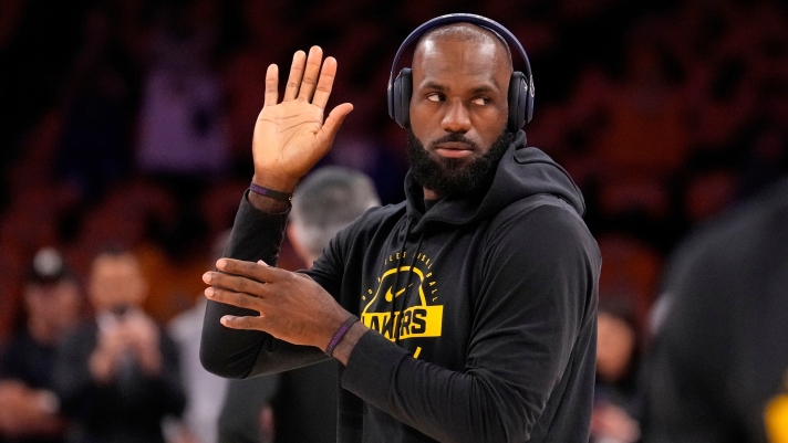 Los Angeles Lakers' LeBron James walks on to the court to warm up prior to Game 4 in a second-round NBA basketball playoffs series against the Oklahoma City Thunder, Monday, May 11, 2026, in Los Angeles. (AP Photo/Mark J. Terrill)      Associate Press/ LaPresse Only Italy and Spain
