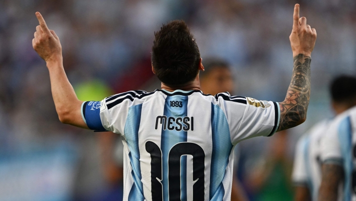 TOPSHOT - Argentina's forward #10 Lionel Messi celebrates scoring his team's first goal during the 2026 World Cup Group J football match between Argentina and Algeria at the Kansas City Stadium in Kansas City on June 16, 2026.  (Photo by Roberto SCHMIDT / AFP)
