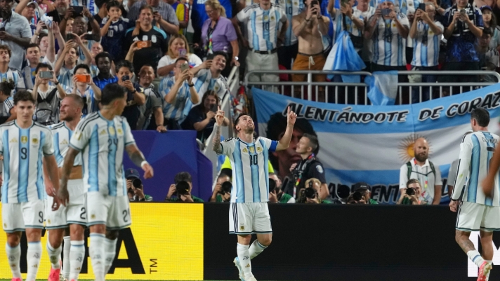 Argentina's Lionel Messi (10) celebrates after scoring his third goal during the World Cup Group J soccer match between Argentina and Algeria in Kansas City, Mo., Tuesday, June 16, 2026. (AP Photo/Ed Zurga)     Associated Press / LaPresse Only italy and spain