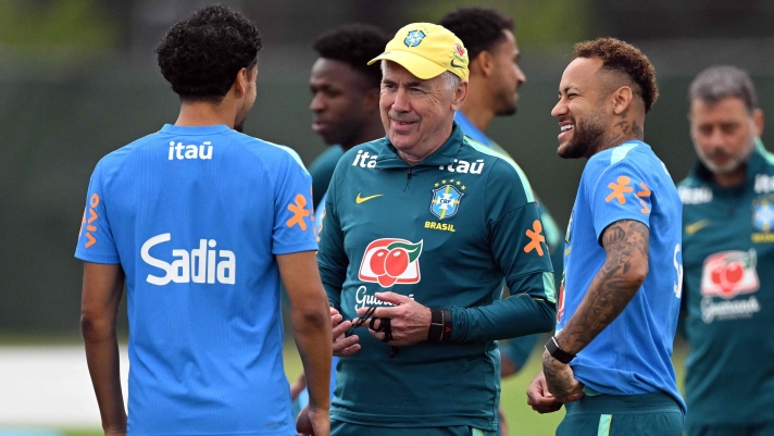 Brazil's Italian head coach Carlo Ancelotti (C) and Brazil's forward #10 Neymar (R) take part in a training session at the Columbia Park Training Facility in Morristown, New Jersey on June 22, 2026, during the 2026 World Cup football tournament.  (Photo by Mauro PIMENTEL / AFP)
