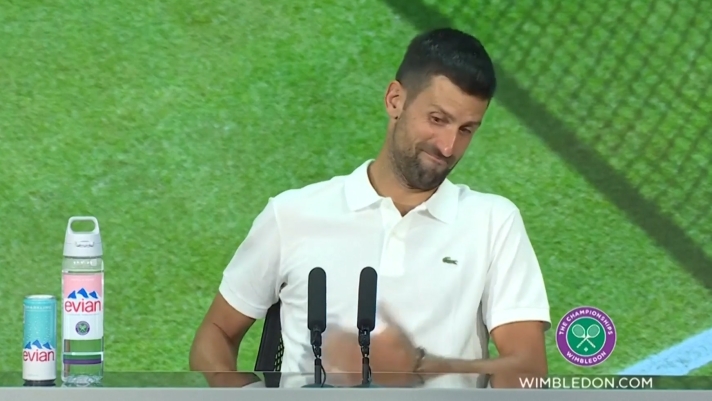 Novak Djokovic in conferenza stampa dopo la sconfitta contro Jannik Sinner nella semifinale di Wimbeldon del 10 luglio