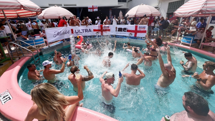 epa13103648 Fans of England cheer as they gather in a pool at Miami Beach in Miami, Florida, USA, 10 July 2026. England will face Norway on 11 July in their FIFA World Cup 2026 quarterfinal match.  EPA/RONALD WITTEK