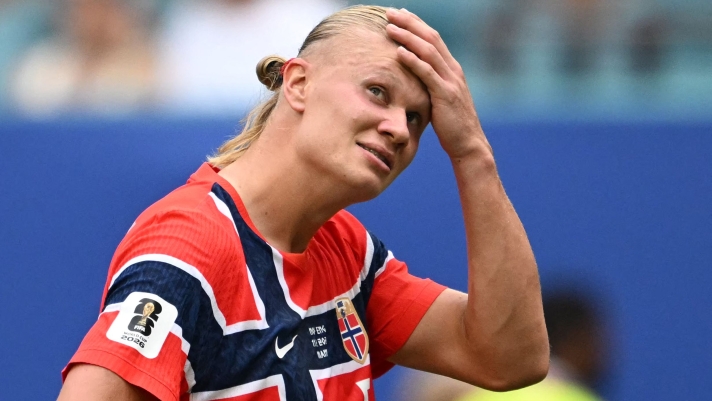 TOPSHOT - Norway's forward #09 Erling Braut Haaland reacts after his team missed a chance to score during the 2026 World Cup football tournament quarter-final match between Norway and England at Miami Stadium in Miami on July 11, 2026.  (Photo by ROBERTO SCHMIDT / AFP)