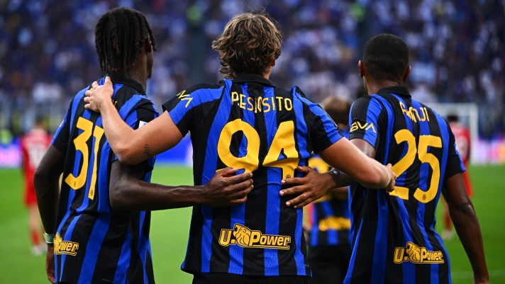  Francesco Pio Esposito of FC Internazionale celebrates with Yann Aurel Bisseck and Manuel Akanji after scoring their team's third goal during the Serie A match between FC Internazionale and AC Monza at Stadio Giuseppe Meazza on August 22, 2026 in Milan, Italy. (Photo by Mattia Ozbot - Inter/Inter via Getty Images)