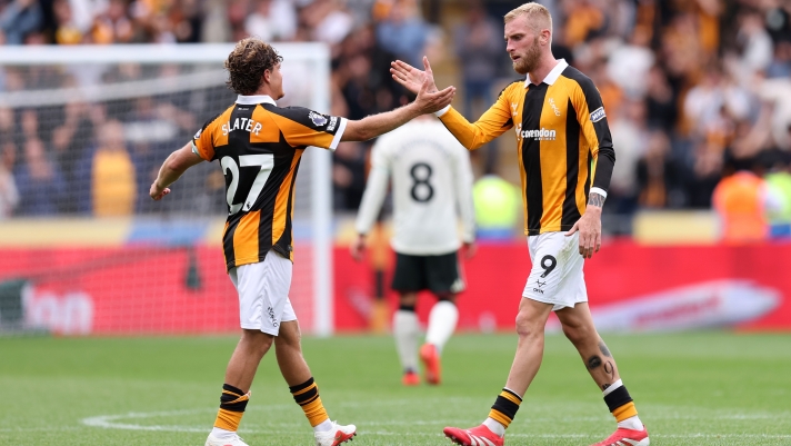  Oliver McBurnie and Regan Slater of Hull City celebrate at full-time following victory in the Premier League 2026/27 match between Hull City and Manchester United at MKM Stadium on August 22, 2026 in Hull, England. (Photo by George Wood/Getty Images)