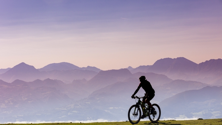 Salite epiche, il cammino verso Santiago e il clima: perché pedalare nelle Asturie