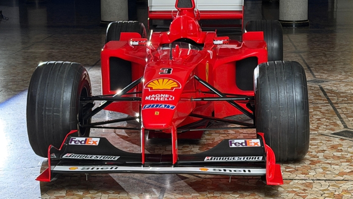 La Ferrari F399 di Schumi in mostra a Milano: è la rossa del titolo costruttori del 1999
