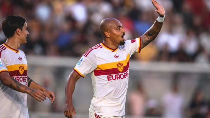 LECCE, ITALY - AUGUST 31: Donyell Malen of AS Roma celebrates after scored his second goal during the Serie A match between US Lecce and AS Roma at Stadio Via del Mare on August 31, 2026 in Lecce, Italy. (Photo by Fabio Rossi/AS Roma via Getty Images)
