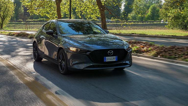 Mazda 3: la prova della berlina. Consumi, dimensioni, prezzo