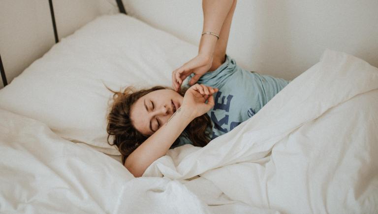 Dormire con mal di schiena: consigli, posizioni, cuscini e materassi