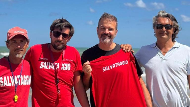 Stramaccioni salva due ragazze che stavano annegando: "Non chiamatemi eroe"  | Gazzetta.it