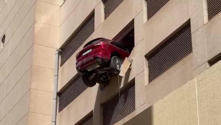 小心被跌 Auto sospesa nel vuoto, le foto dell'incidente | Gazzetta.it