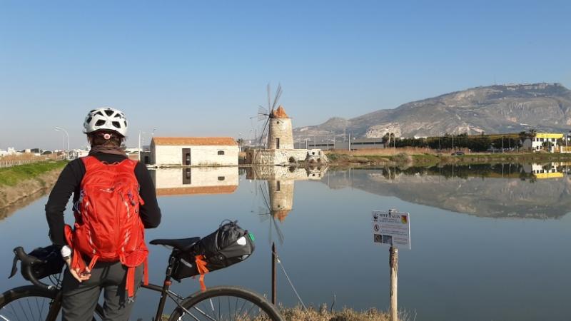 borrelli si.reca in.bicicletta al.saluto.da.gerardo.d'ambrosio