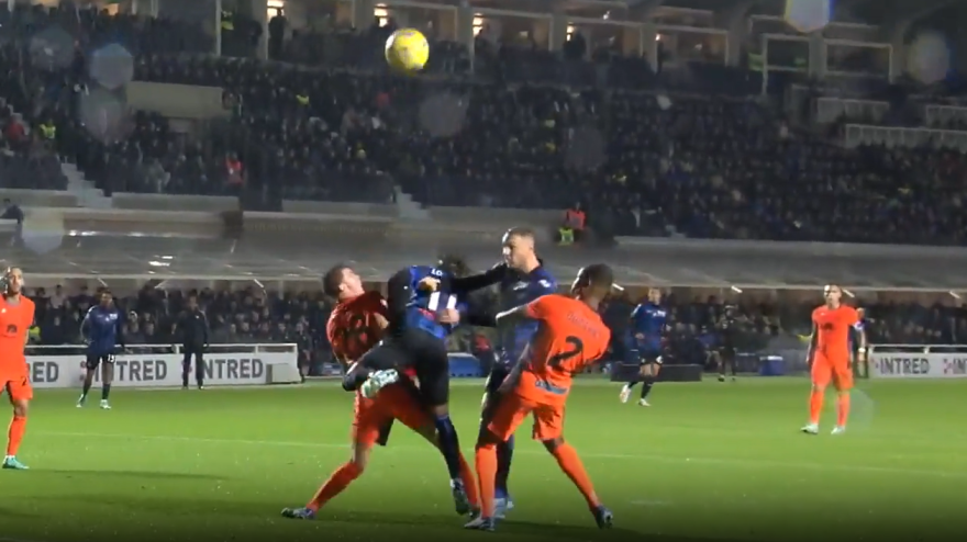Video, l'infortunio di Pavard in Atalanta-Inter 1-2