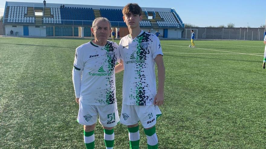 Video, torna in campo a 72 anni. E gioca col nipote!