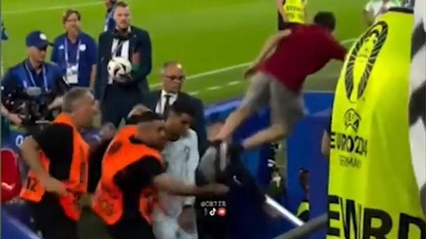 Video, tifoso salta (quasi) addosso a Cristiano Ronaldo dopo Portogallo-Georgia
