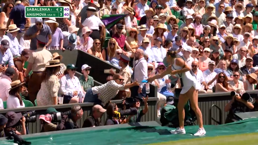Wimbledon, malore sugli spalti: Sabalenka corre in aiuto Wimbledon, malore sugli spalti: Sabalenka corre in aiuto