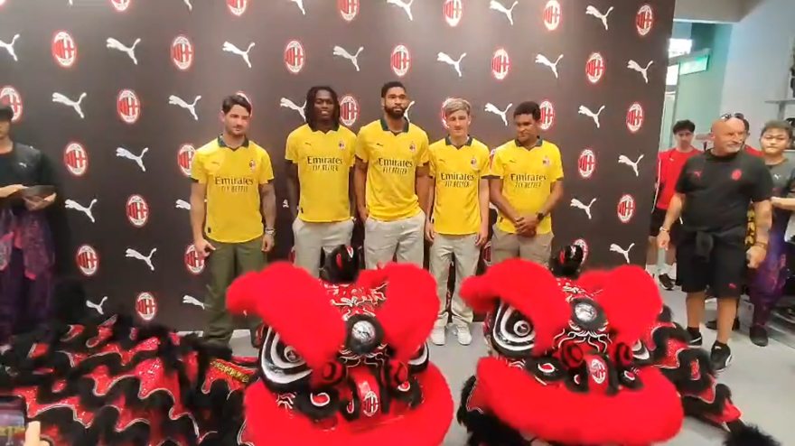 Milan, la terza maglia è gialla! La presentazione a Singapore Milan, la terza maglia è gialla! La presentazione a Singapore