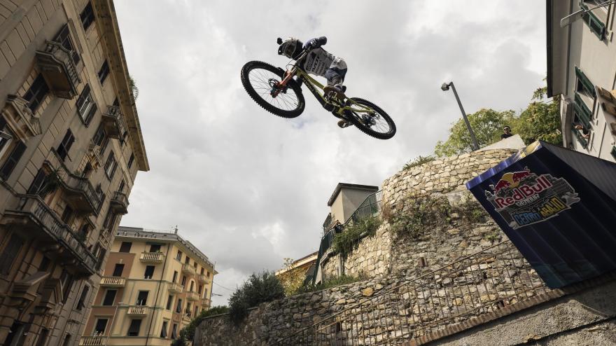 In volo tra i caruggi di Genova: che spettacolo il Red Bull Cerro Abajo 2025 In volo tra i caruggi di Genova: che spettacolo il Red Bull Cerro Abajo 2025