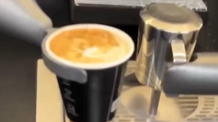 In Cina è sempre Sinner-mania! Lo avete mai visto un cappuccino così?