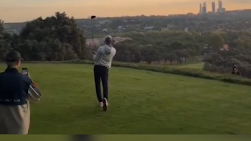 Carlos Alcaraz show anche sul campo da golf: guarda che swing davanti a Jon Rahm
