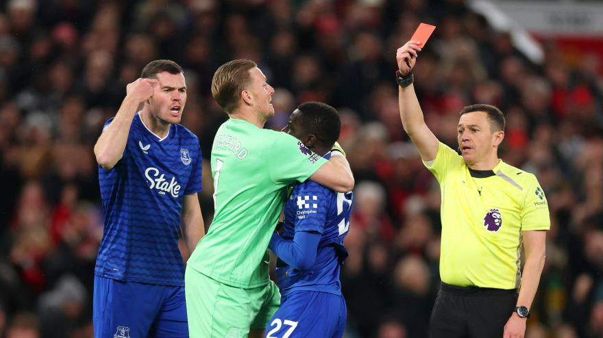 Gueye, rosso folle in United Everton: schiaffo al compagno Keane e... Gueye, rosso folle in United Everton: schiaffo al compagno Keane e...