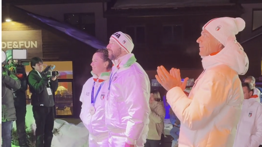 Moioli e Sommariva rivivono la loro gara e si abbracciano: la celebrazione a Casa Italia