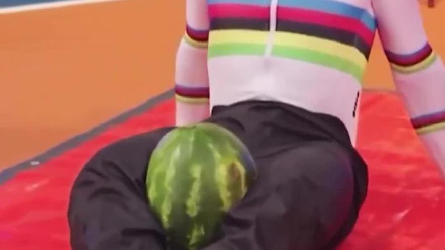 Il pistard Lavreysen spacca un'anguria con le gambe