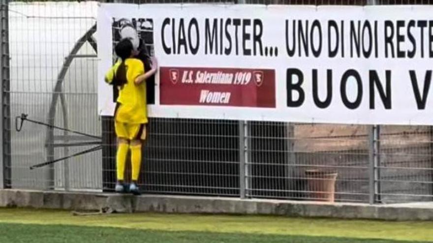 Calciatrice della Salernitana U15 fa gol e bacia la foto dell'allenatore scomparso