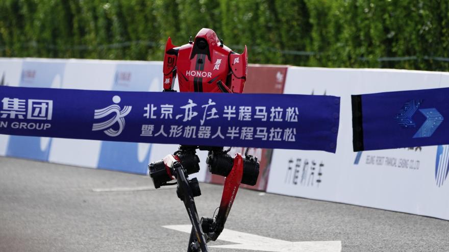 Robot batte il record della mezza maratona, ma si schianta a un passo dal traguardo