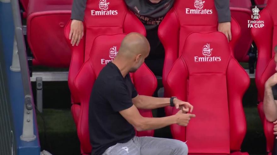guardiola parlava da solo in panchina il video completo risolve il mistero da Gazzetta.it guardiola parlava da solo in panchina il video completo risolve il mistero