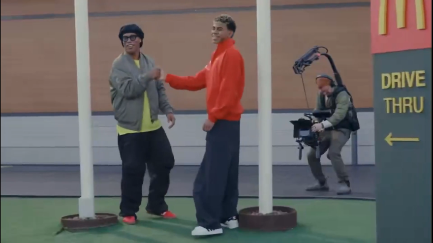 Yamal VS Ronaldinho: sfida di palleggi ma la palla non cade mai... Poi l'abbraccio