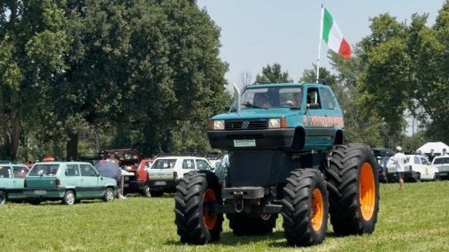 una panda monster truck tutte le versioni folli dell utilitaria a pandino da Video.gazzetta.it una panda monster truck tutte le versioni folli dell utilitaria a pandino