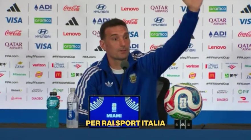 scaloni riconosce german denis tra i giornalisti la reazione 232 esilarante da Video.gazzetta.it scaloni riconosce german denis tra i giornalisti la reazione 232 esilarante