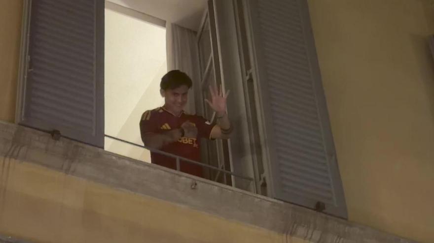 roma mano sullo stemma e saluto dybala si affaccia e i tifosi impazziscono da Video.gazzetta.it roma mano sullo stemma e saluto dybala si affaccia e i tifosi impazziscono