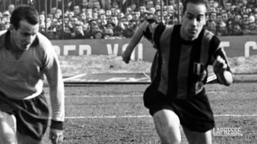 (LaPresse) Il nome di Luisito Suarez è legato alla Grande Inter di Helenio Herrera. Il suo arrivo dal Barcellona, voluto proprio dal tecnico argentino, è stato uno dei tasselli più importanti di quello squadrone che ha dominato il mondo per quasi un decennio. Luis Suárez Miramontes, detto Luisito, nasce a La Coruna nel 1935 e dal Deportivo spicca il volo nel grande calcio. Mezzala e poi regista nel 1954 arriva al Barça dove vince due campionati due coppe di spagna e due coppe delle Fiere, l'antenata dell'Europa League. Nel 1960 riceve anche il Pallone d'Oro. A Milano sbarca l'anno successivo. In nerazzurro vince quasi tutto tra cui due Coppe dei Campioni e due Coppe Intercontinentali. Con la maglia della nazionale spagnola colleziona 32 presenze conquista l'edizione casalinga degli Europei. Prova la carriera di allenatore guidando anche la sua nazionale ai Mondiali italiani chiusi agli ottavi. Deludenti invece le due apparizioni sulla panchina dell'Inter.