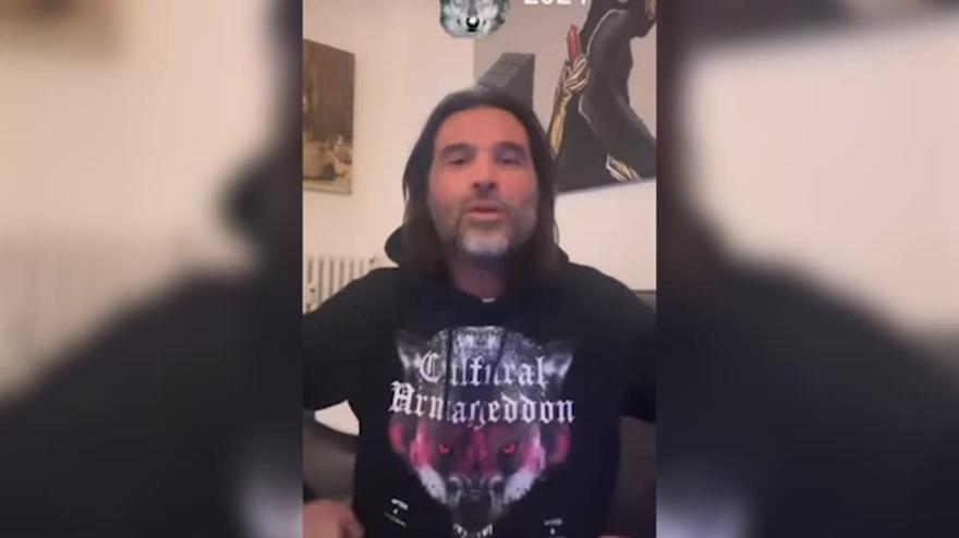 Adani fa il lupo: "Sia un anno pieno di... ululati"