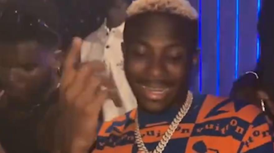 Video, Osimhen festeggia Capodanno in discoteca e lancia soldi finti