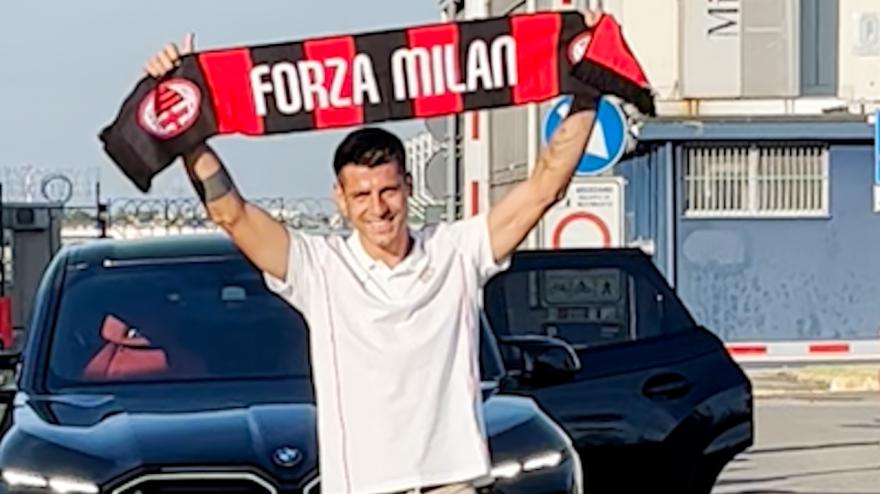 Morata atterra a Linate e mostra la sciarpa del Milan, i tifosi: "Uno di noi"