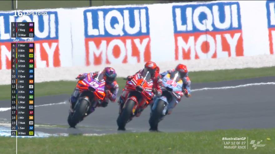 Che bagarre tra Bagnaia, Marquez e Martin! E Pecco passa da primo a terzo...