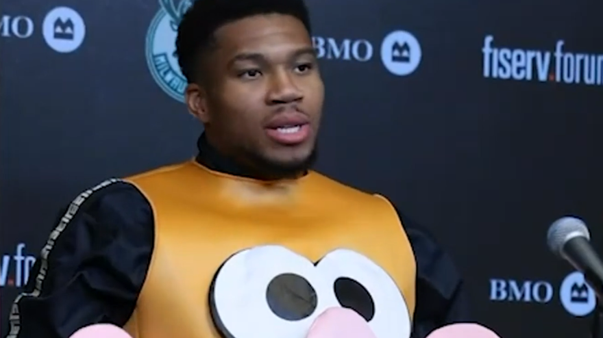 Giannis in sala stampa vestito da Mr. Potato dopo una sconfitta