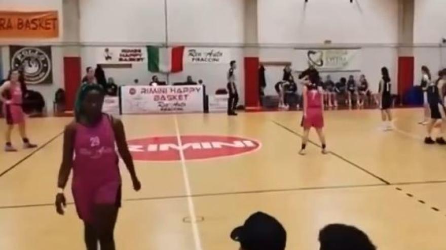 Razzismo nel basket giovanile: &#x22;Sei una scimmia&#x201D;. La giocatrice reagisce e viene espulsa