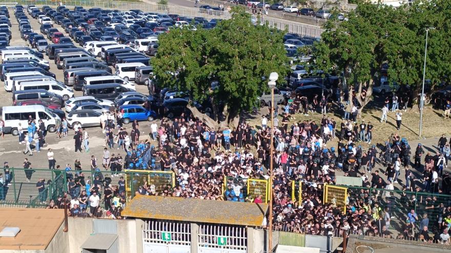 Lecce, tifosi del Napoli varcano i cancelli con la forza: scontri con la polizia