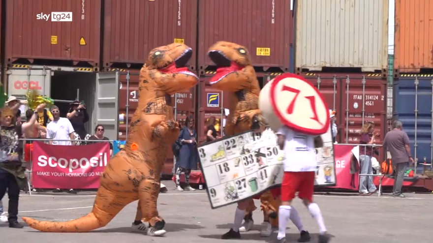 Dinosauri in campo! L'assurda partita di calcio alla Coppa pizzeria